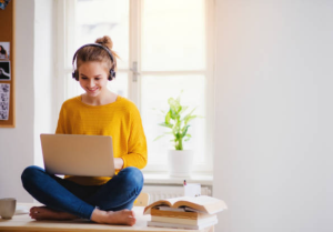 Estudiante sentada en un escritorio